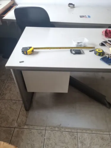 Mesa em L com pés de aço. 