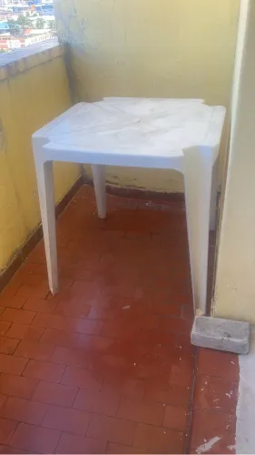 Vendo mesa e duas cadeira