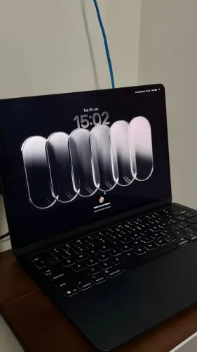 MacBook Air M4 13" - 24GB RAM / 512GB SSD - seminovo, menos de 45 ciclos