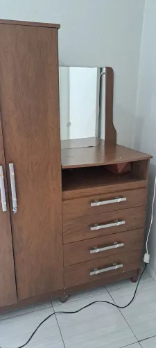 Vendo guarda-roupas de duas portas 