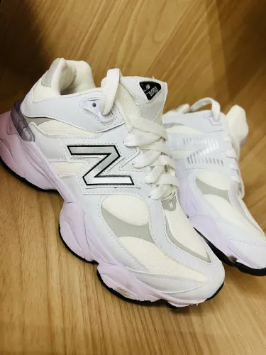 Tênis New Balance 9060 (PRODUTO ORIGINAL) impecável, sem avaria na cor Branca.
