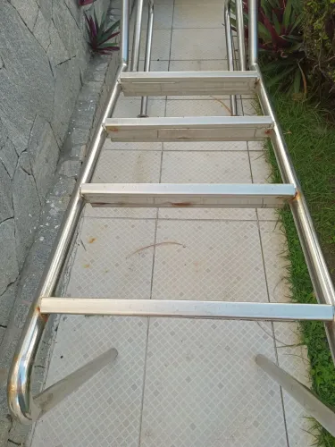 ESCADA DE INOX PISCINA. VENDO ESCADA DE INOX PARA PISCINA 05 DEGRAUS. Conservada