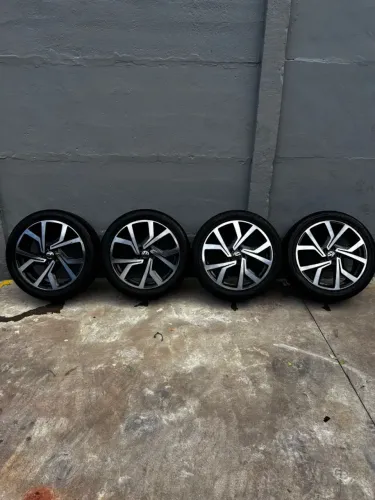 Conjunto de rodas originais aro 18 Volkswagen + 4 pneus 225/45r18 Goodyear