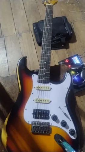 Guitarra fender e pedaleira Valeton GP 200