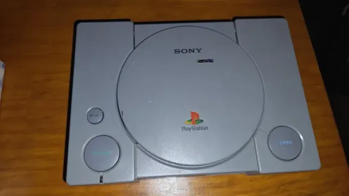 PlayStation 1 Fat SCPH-7501 Só o Console + 2 Memory Cards - Não Testado