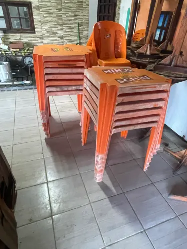Mesa e cadeira plástica de bar 