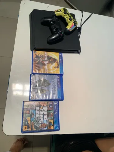 Ps4 Slim. 1TB com 2 controles e 3 jogos físicos (muito conservado)