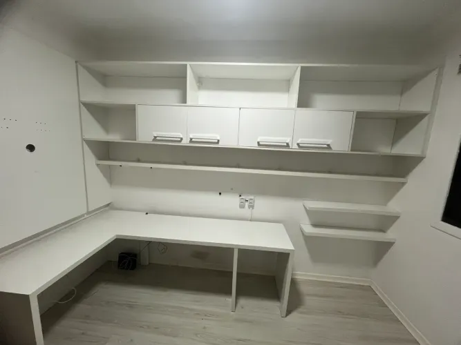 Mesa em L para Escritório/Home Office em MDF Branco - Excelente Estado
