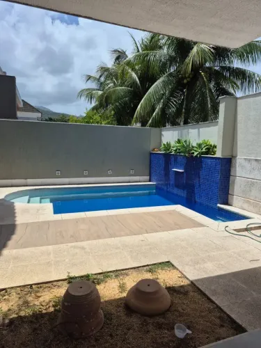 Vendo ou Alugo magnifica casa triplex 290m2 sendo 4 quartos, 3 suites Cond Green Coast Hou