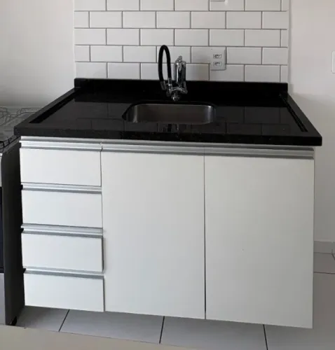 Pia granito preto e gabinete pia de cozinha