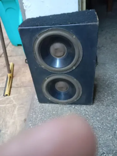VENDO CAIXA DE SOM USADA COM DOIS AUTO FALANTES DE08 (OITO) POLEGADAS. 150 WATTS RMS CADA 