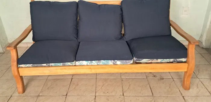 Sofá de 3 lugares de madeira com almofadas 