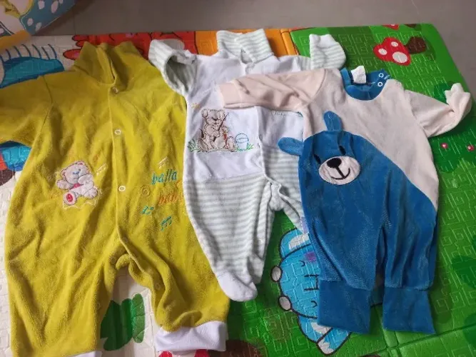 Lote com 13 macacões de bebê