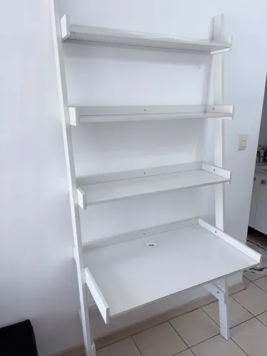 Estante tipo escada com escrivaninha