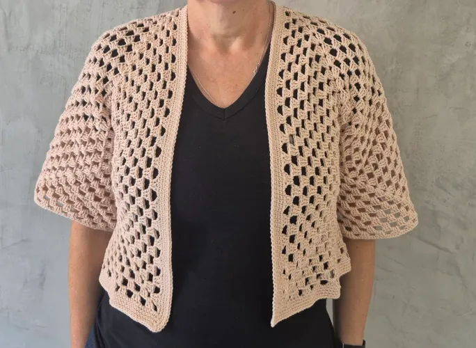 Cardigan de crochê artesanal 100% algodão - cropped manga curta - Casaco