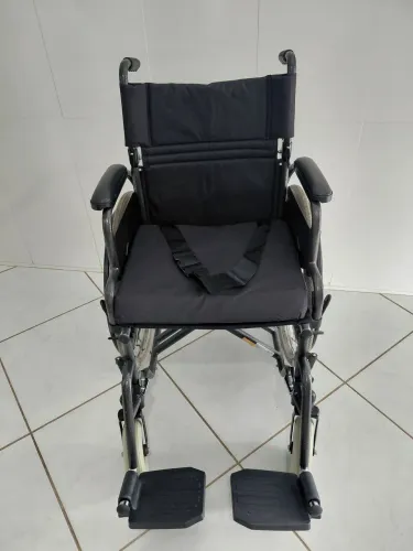 Cadeira de Rodas Aço Dobrável até 120 Kg D400 Dellamed usada