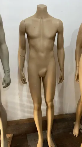 Manequins masculinos, em politileno, material resistente Estão inteiros,em bom estado