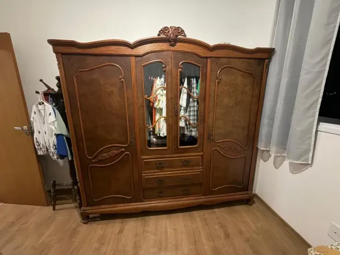 Guarda roupas antigo