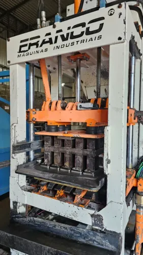 Máquina de Blocos de Concreto Franco F50 Usada