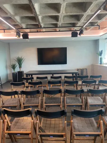 sala para reuniões, treinamentos, cursos e podcast