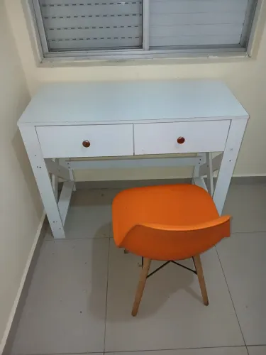 Escrivaninha + cadeira + estante