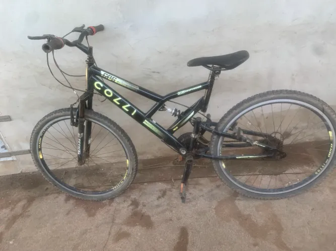 Vende-se bicicleta faltando alguns ajustes, na pedaleira e no passador de marcha