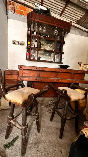 Balcão em madeira com expositor