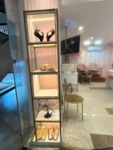 Estante Vitrine Metal e MDF com Iluminação, 5 Nichos (Coluna)