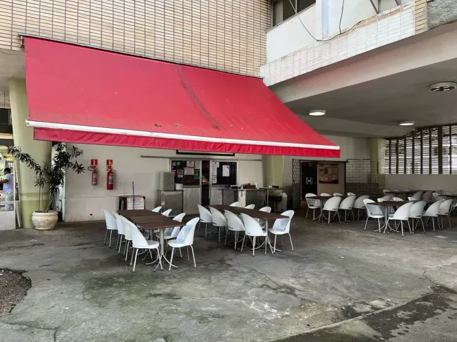 Vaga para cozinheira ( o ) com experiência no currículo