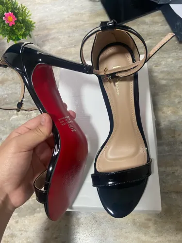 Vendo salto preto tipo louboutin