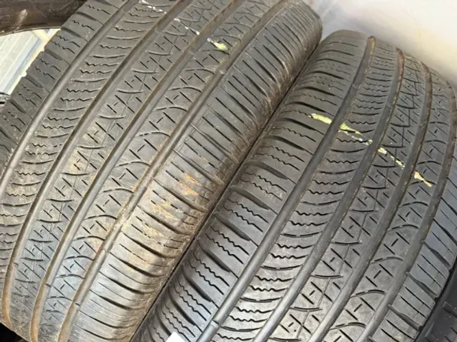 Pneu Pirelli 235/50/20 80 % vida útil