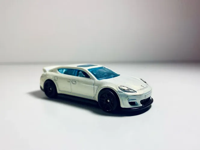 Hot Wheels Porsche Panamera - LOOSE | 1:64