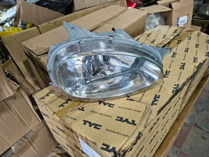 Farol direito Corsa 94/10 NOVO 