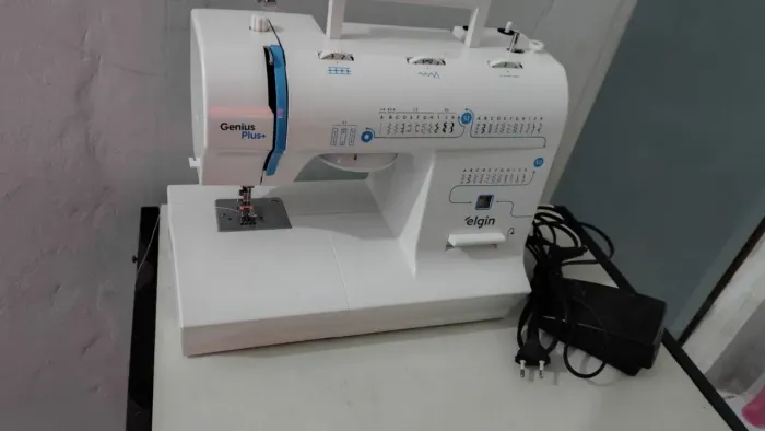 Kit Máquina de costura e overloque com mesa 