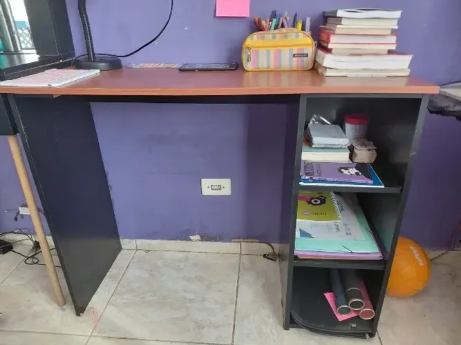 Mesa de estudos - objetos na imagem não inclusos.