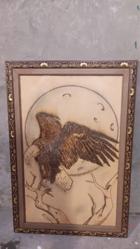 Quadro com moldura de madeira
