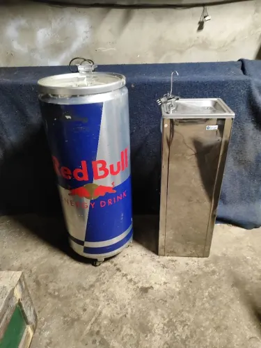 Vendo cooler geladeira Red Bull e bebedor Geladeira marca Begel gelando muito bem 