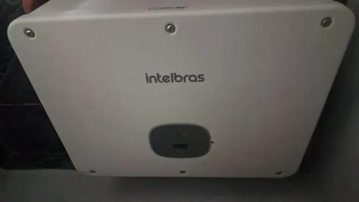 Placas solares, inversor e estrutura metálica