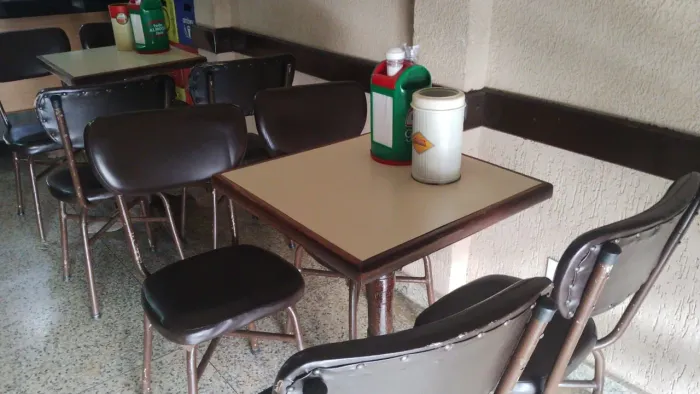 Conjunto de mesa e cadeiras