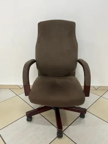 CADEIRA EXECUTIVA GIRATÓRIA - CONFORTO E ELEGÂNCIA