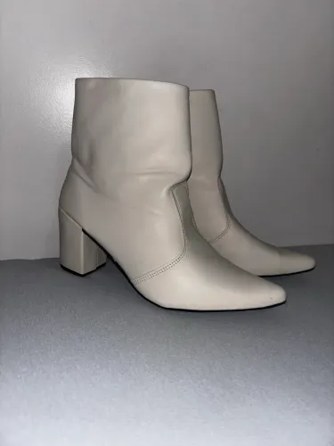 Bota bico fino cano curto 
