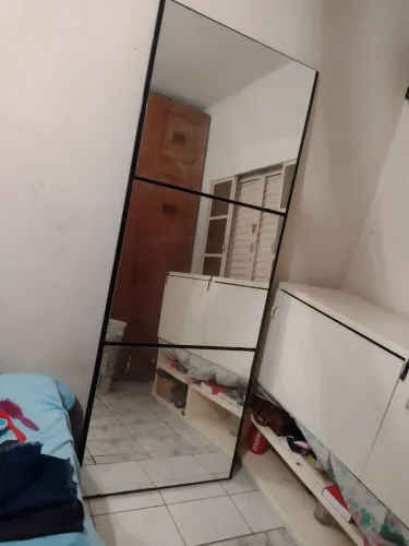 Vendo um móvel para quarto de madeira maciça uma cama solteiro com colchão e um espelho ?