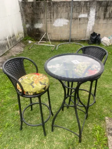 Cadeiras altas e mesa alta para área externa
