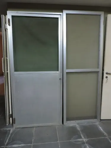 Portas de alumínio com tela