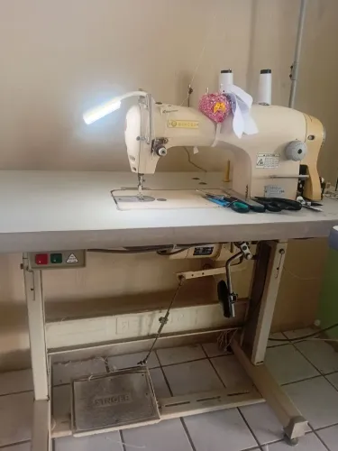 Máquina reta industrial singer