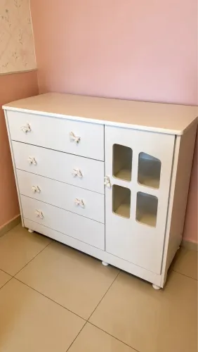 Cômoda Branca com 4 Gavetas e Porta