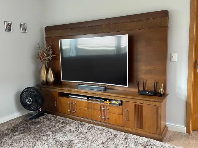 Estante/ rack para TV em madeira maciça