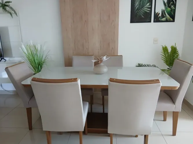 Mesa de jantar de madeira