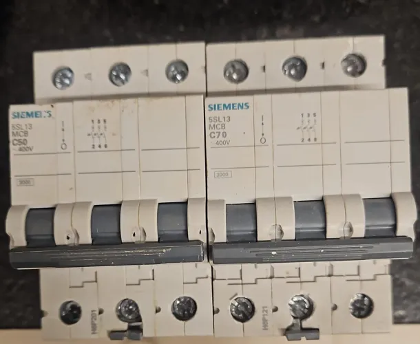 Disjuntor Tripolar de 50A e 70A marca Siemens