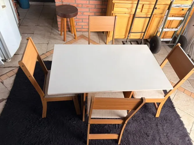 Mesa de jantar com 4 cadeiras tampo em MDF Medida : 1.10 por 0,70